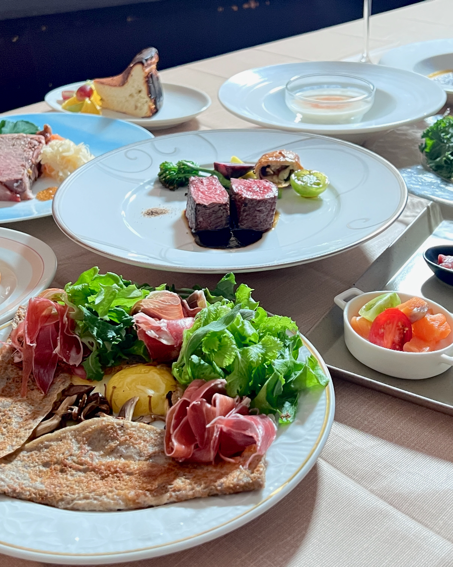 まちいろTableの料理とテーブルの様子